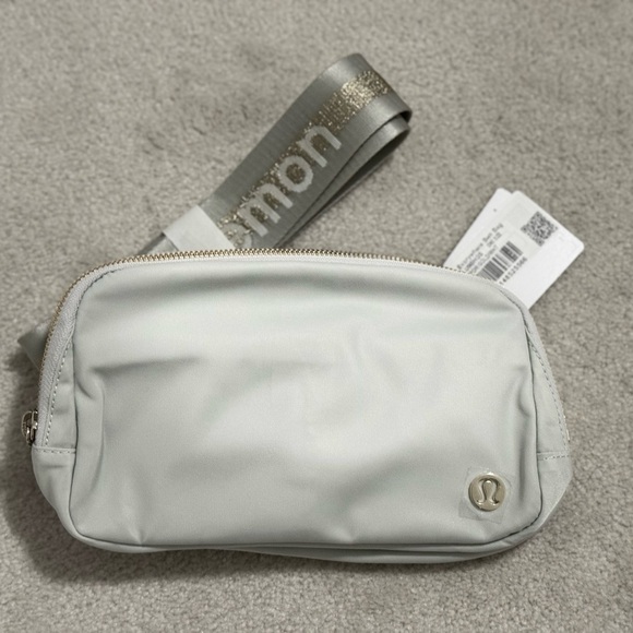 Lululemon Everywhere Belt Bag 1L   Vapor/Gold/White, WORDMARK - Picture 2 of 13